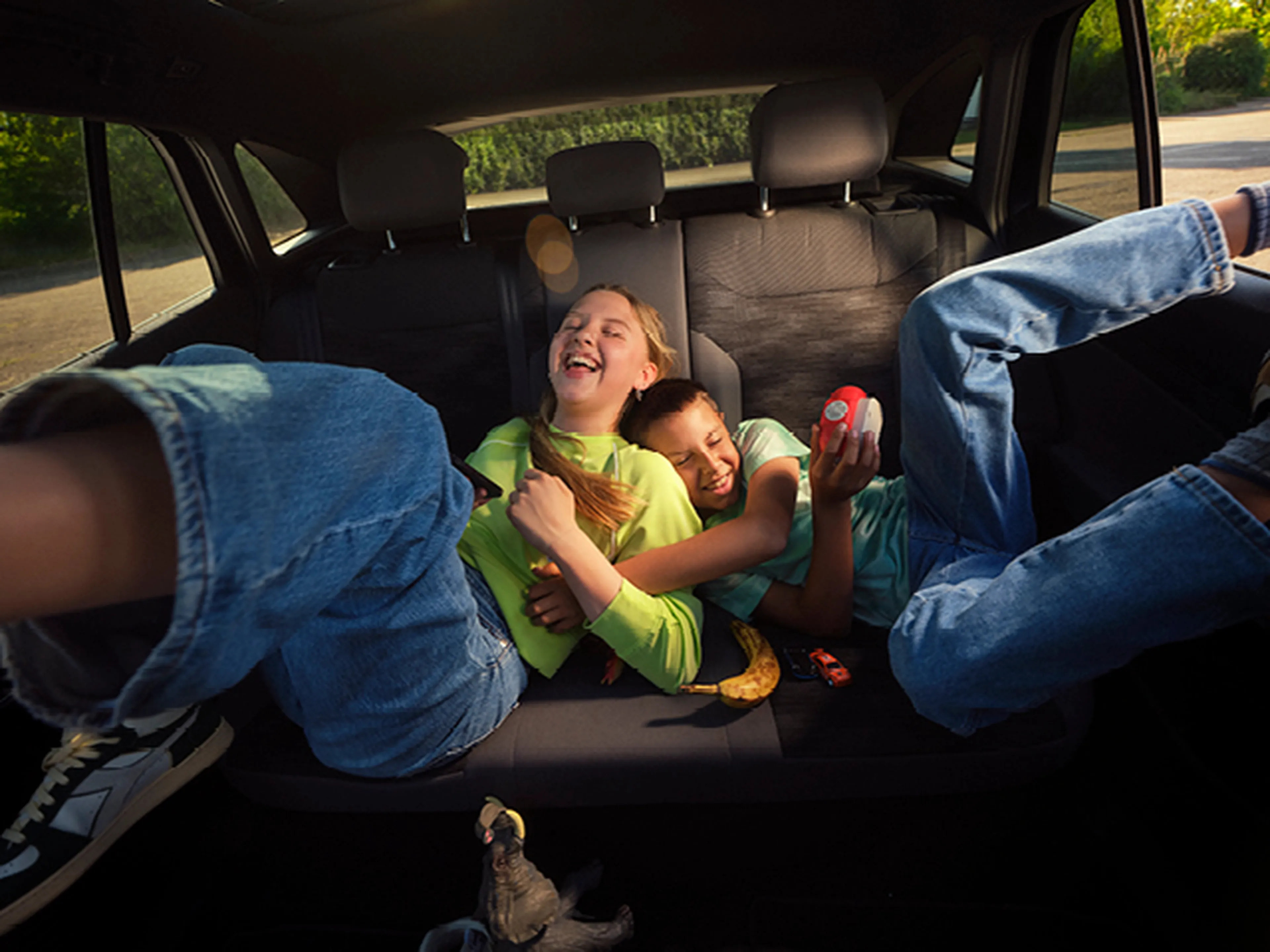 Kinderen op de achterbank van een auto hebben plezier tijdens een autorit.