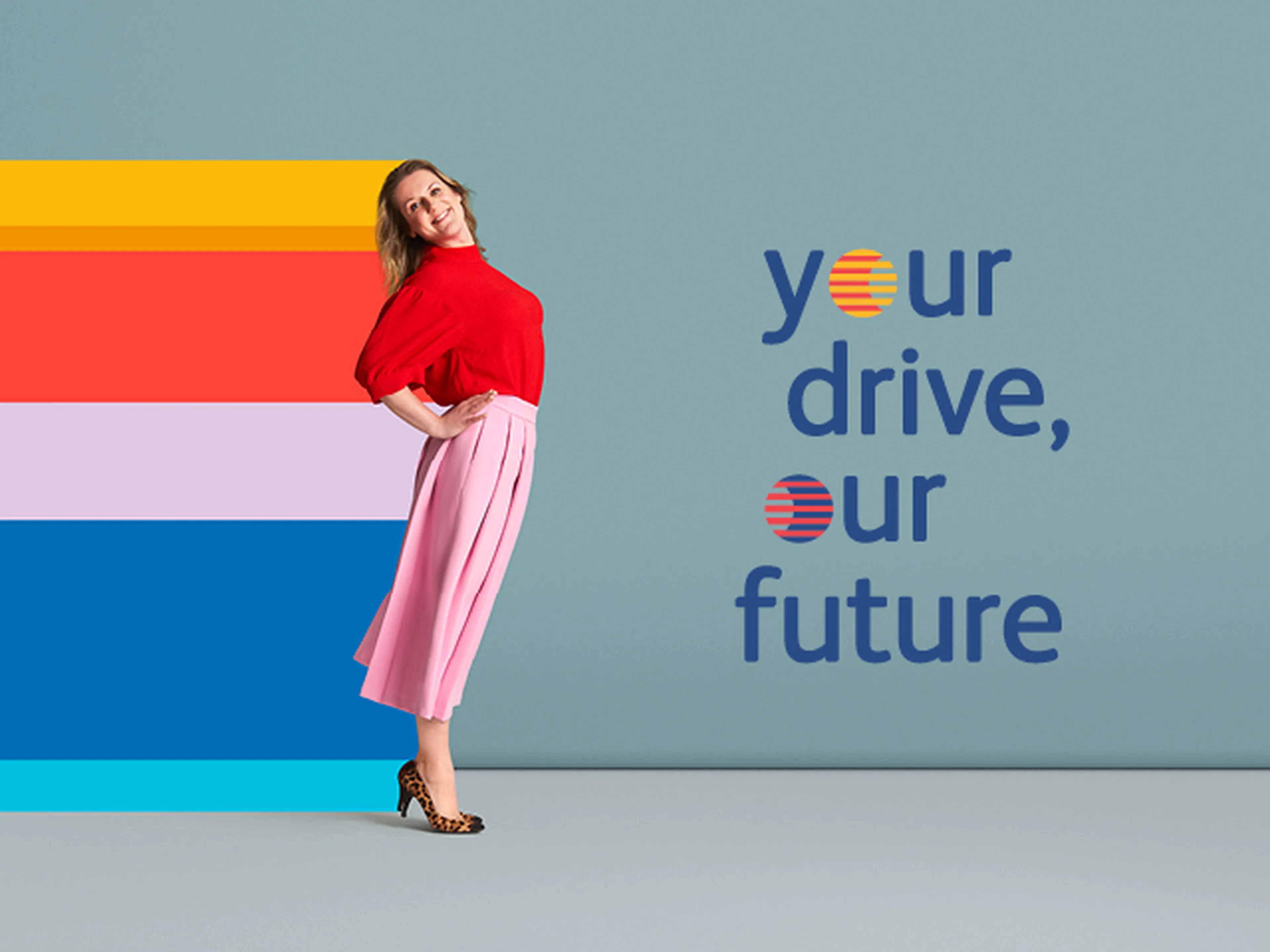 Vrouw poseert naast kleurrijke vlakken in de huisstijl van Q8. Tekst: "Your drive, our future."
