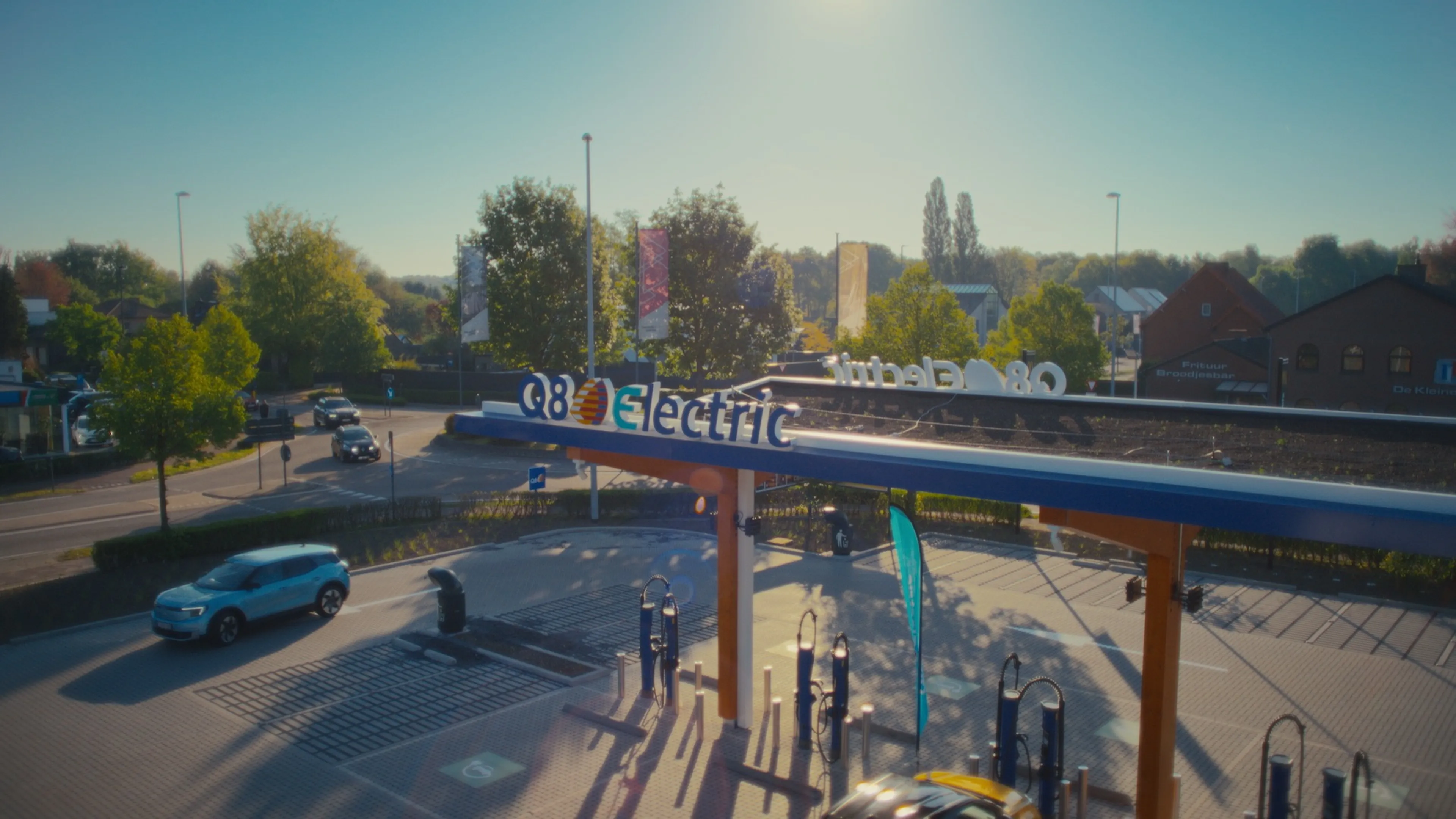 Q8 electric laadstation aan een drukke baan